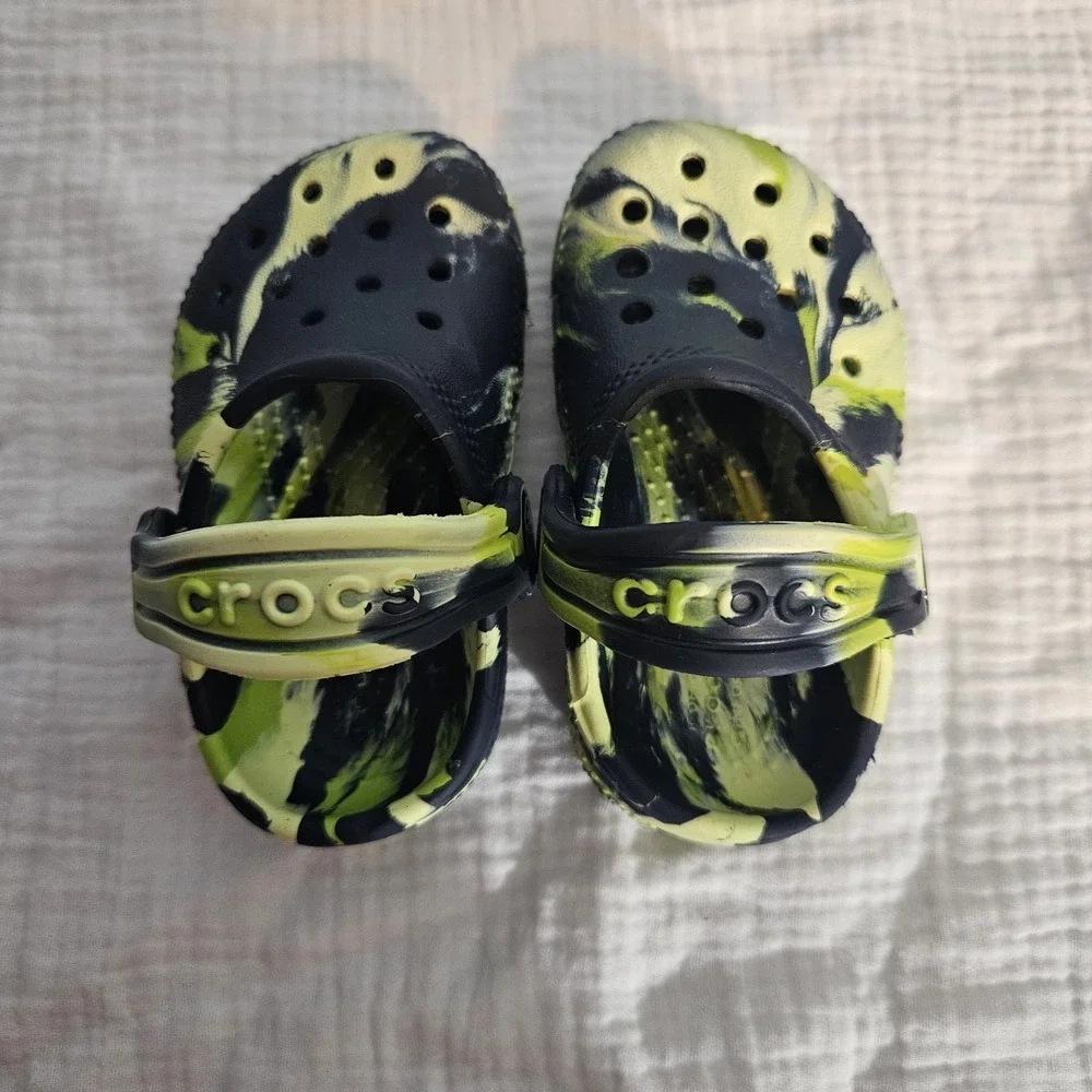 Crocs‎ Toddler Size C4 Black and Green Marbled Tie-Dye Crocband Shoe 4